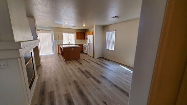 Building Photo - 4 BEDROOM HOME
