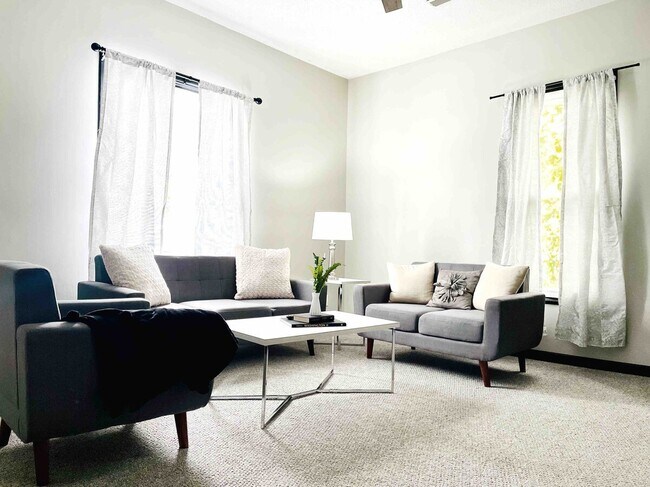 Foto del edificio - 82 Adams Ave