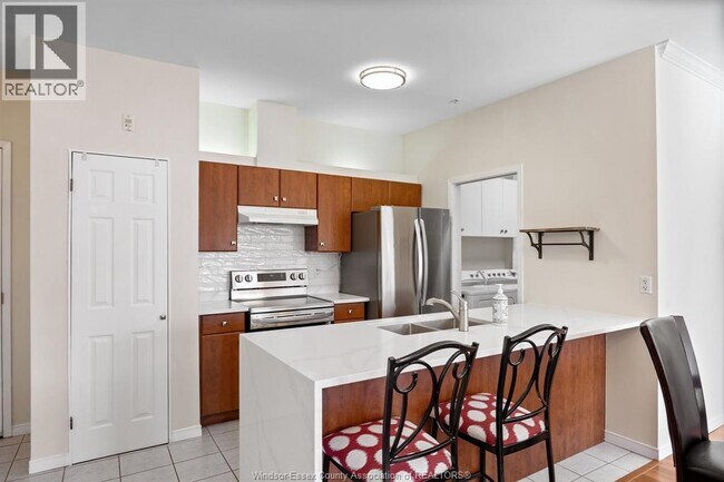 Building Photo - 1885 WESTVIEW 211