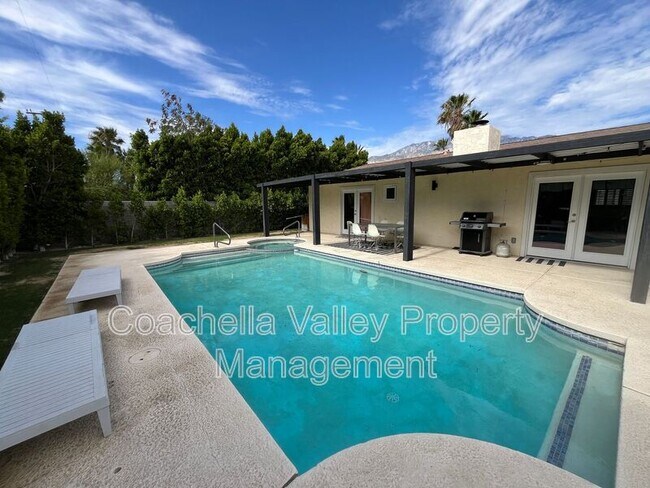 Foto del edificio - 2960 N Cypress Rd