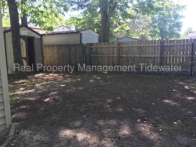 Building Photo - 657 S Rosemont Rd