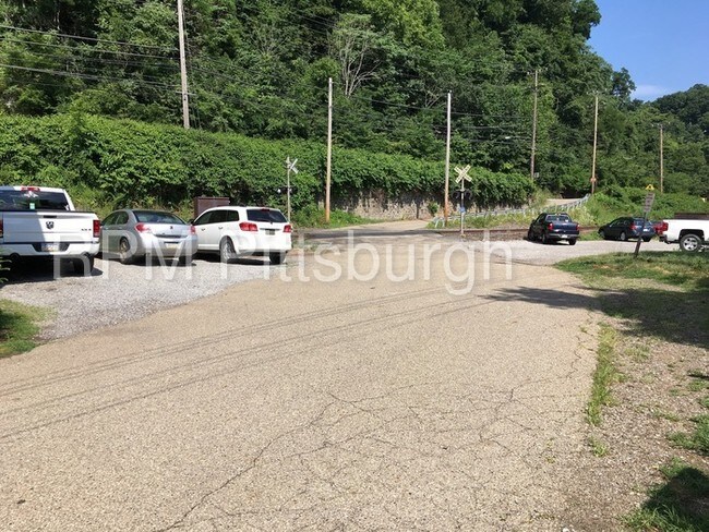 Building Photo - 20 River Rd