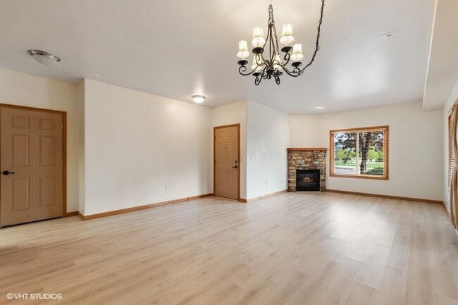 Building Photo - 2 bedroom, 2 bath condo, close to downtown...
