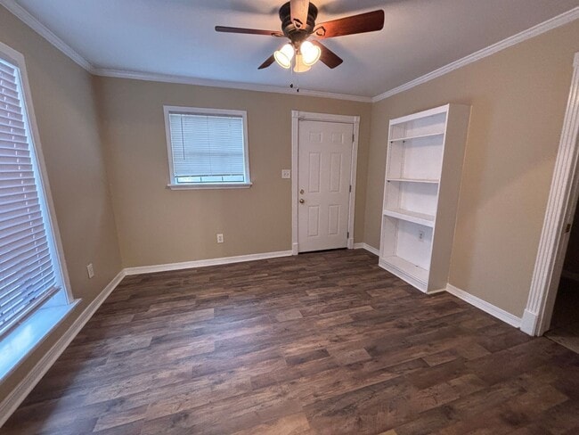 Building Photo - Cute 3 Bedroom...