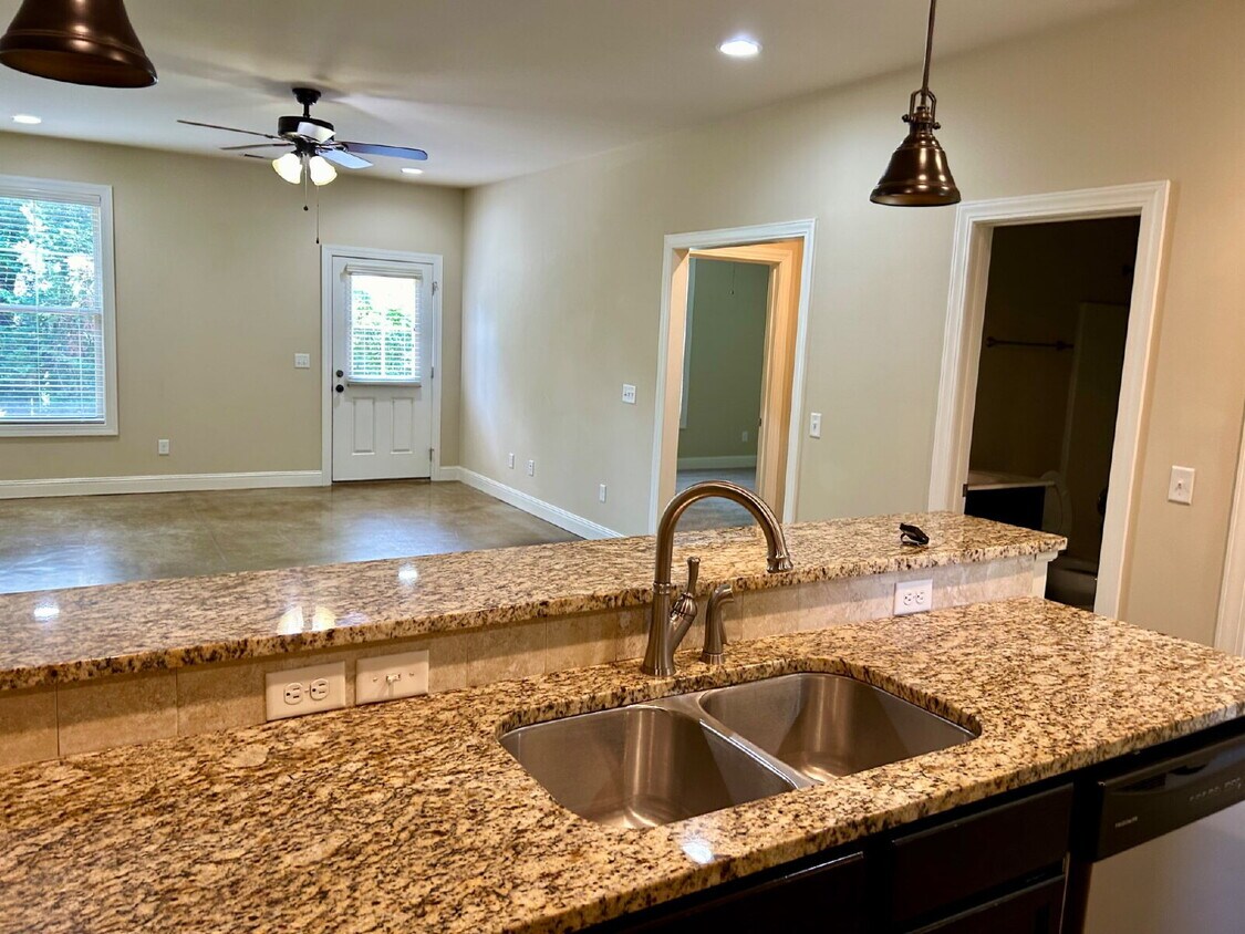 Foto principal - 2BD 2BA GROUND LEVEL DUPLEX WITH GARAGE FO...