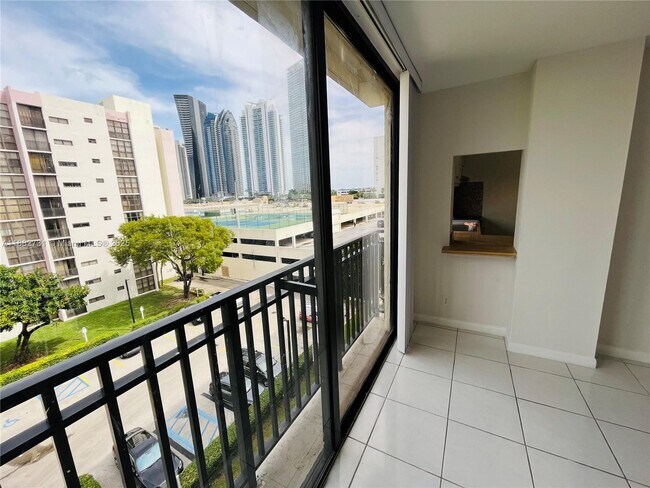 Foto del edificio - 16909 N Bay Rd