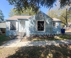 Building Photo - 608 W Lake St