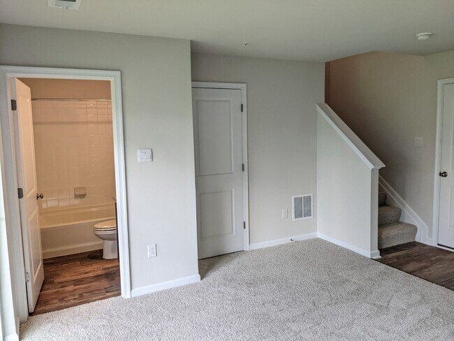 Foto del edificio - Three level townhouse in The Preserve at Tuscarora Creek community ready by mid September!