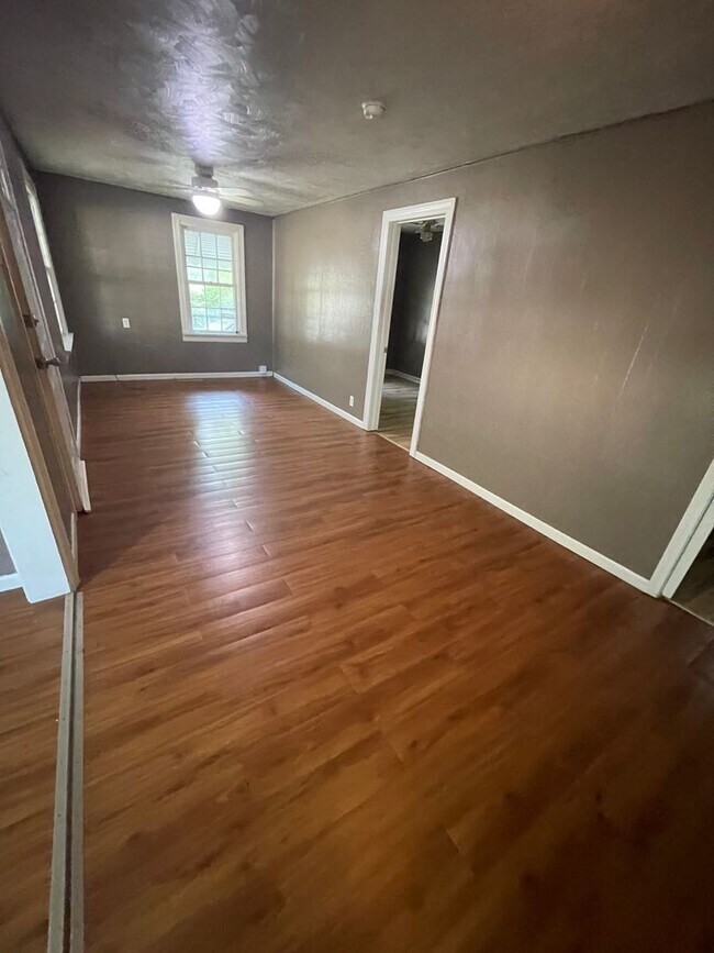 Foto del edificio - Available Now 2 bedroom 1 bath with a dini...
