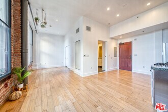 Building Photo - 460 S Spring St
