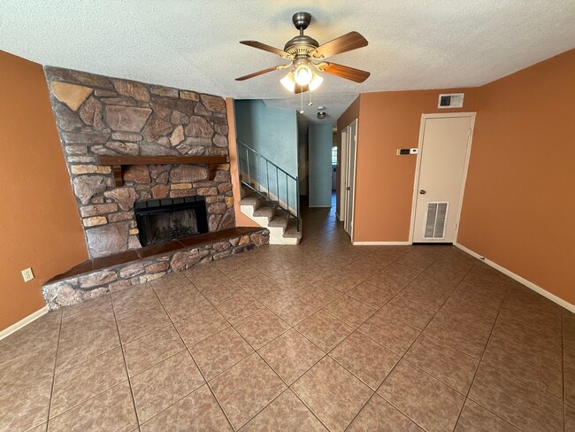 Building Photo - 2331 Justin Ln