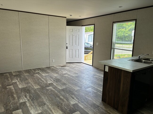 Foto del edificio - 2121 Panhandle Rd