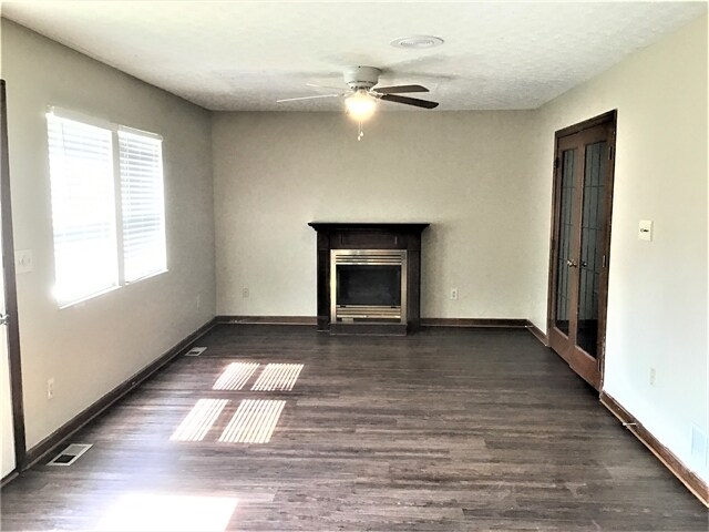 Building Photo - 553 Tall Oaks Drive
