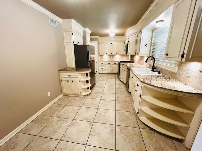 Foto del edificio - Beautifully, Corner-Lot 3BD 2BA Home in Be...