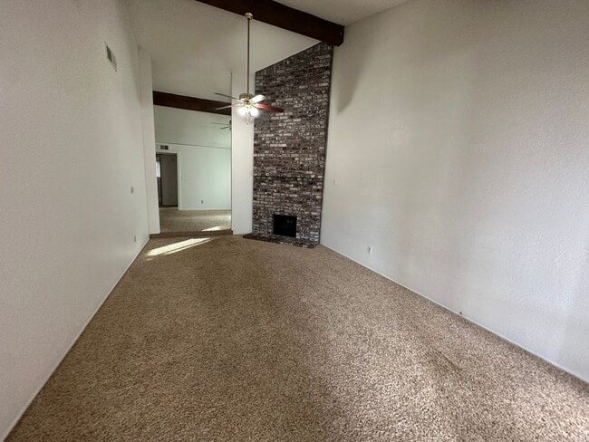 Building Photo - Spacious 2 Bedroom Duplex