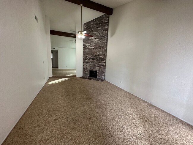 Foto del edificio - Spacious 2 Bedroom Duplex