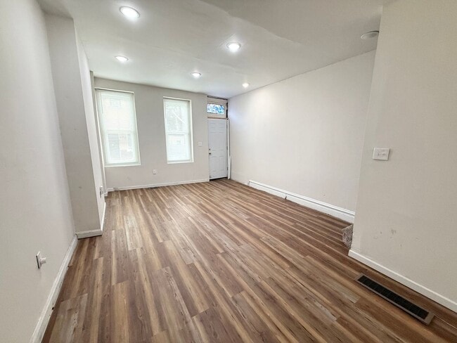 Building Photo - Stunning 2-Bed Townhome Near Temple University! Available NOW!