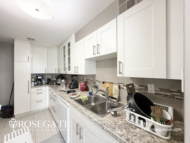 Building Photo - Spacious 2-Bedroom Condo with Parking, Internet & Cable in Toronto