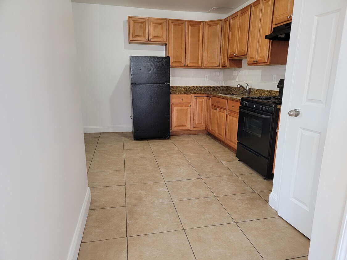 Primary Photo - 102 Beacon St