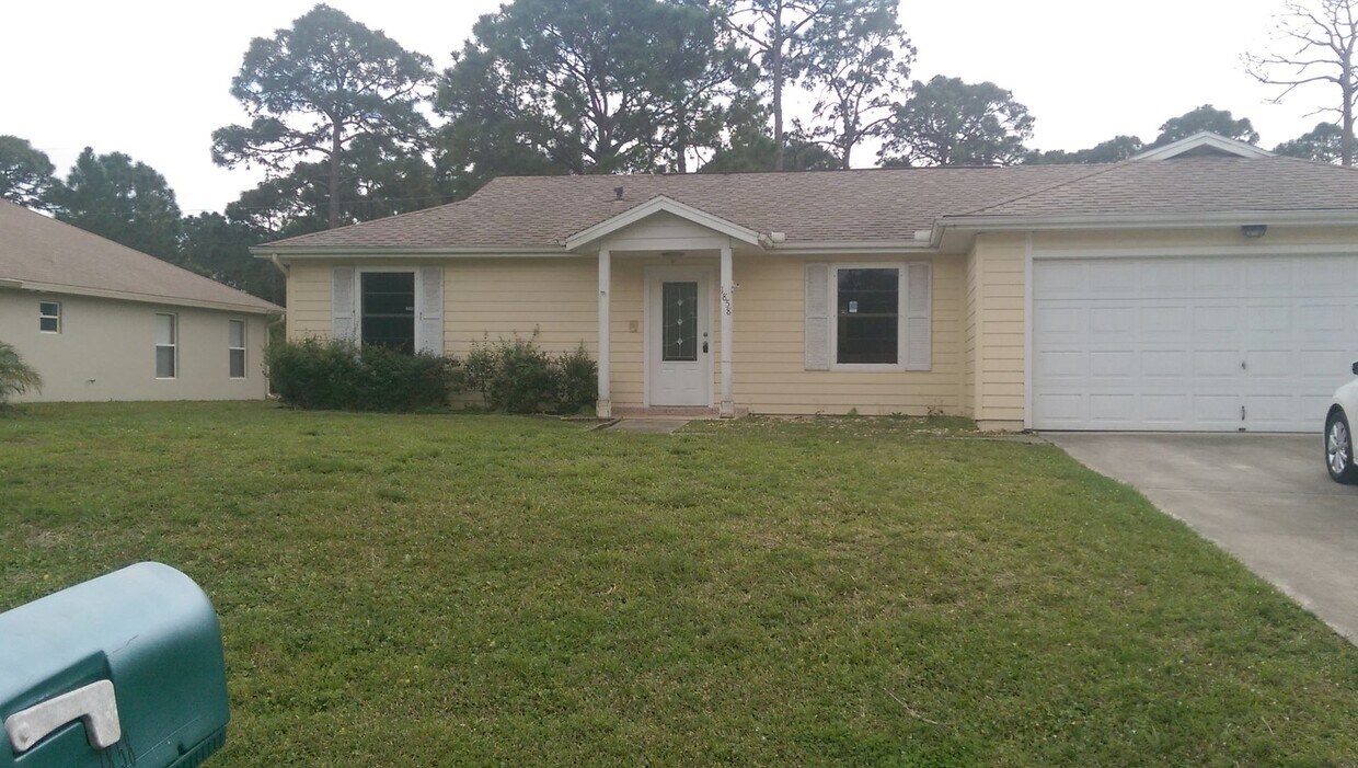 Primary Photo - Pet friendly pool home with 3 bedrooms and...