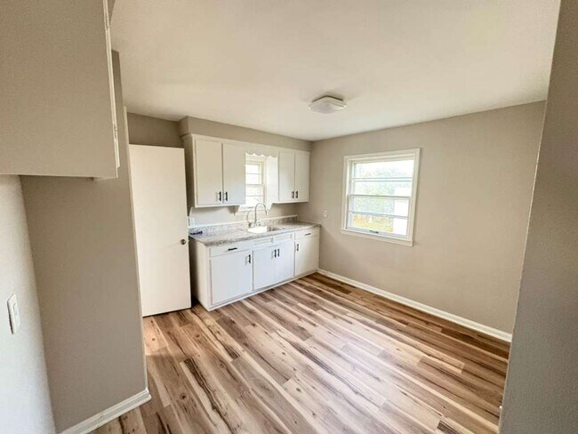 Foto del edificio - Charming 3-Bedroom Home in Maple Heights –...