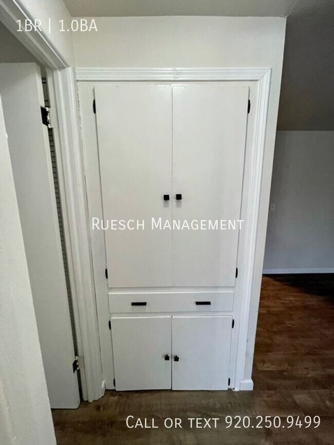 Foto del edificio - Recently Renovated 1 Bedroom Apartment Ava...