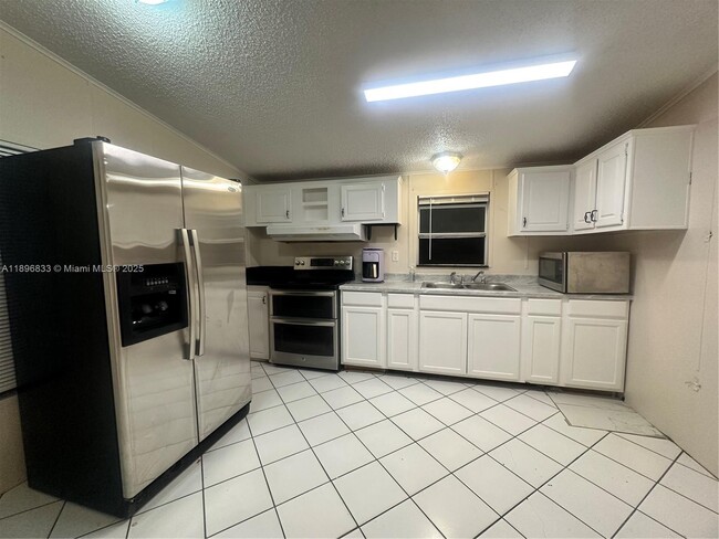 Foto del edificio - 22844 Tradewind Rd