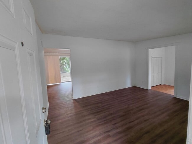 Foto del edificio - 2412 Almond Dr