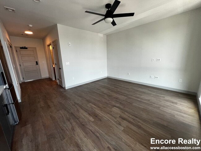 Foto del edificio - 80 Rugg Rd