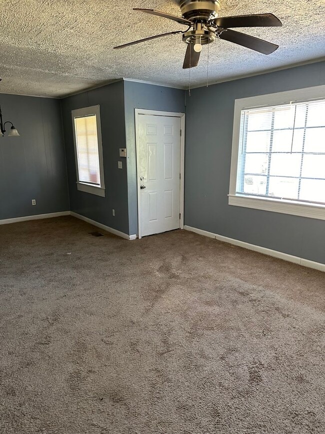 Building Photo - 1915 Shady Ln Dr