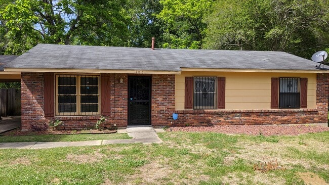 Building Photo - 405 Southlawn Dr