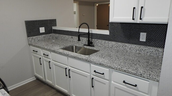 Building Photo - Charming 3 bedrooms and 1 bath home located on Elmwood Ave in Kansas City, MO