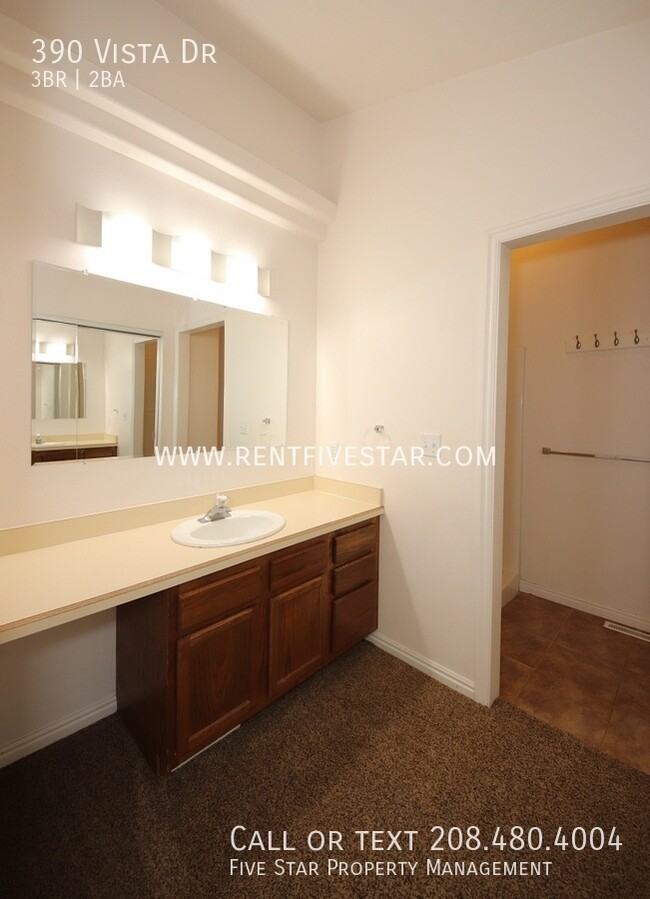 Building Photo - Beautiful Townhome With Primary Bedroom, E...
