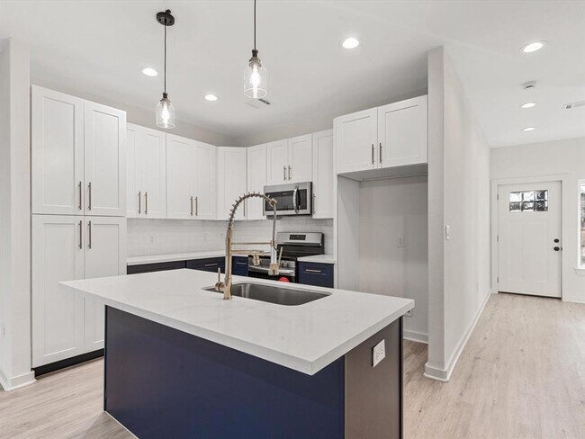 Building Photo - 5704 Elysian St
