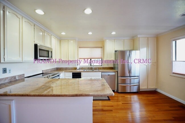 Building Photo - Centrally Located Townhome with Beautiful ...