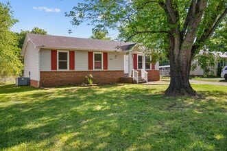 Building Photo - 686 Debbie Dr