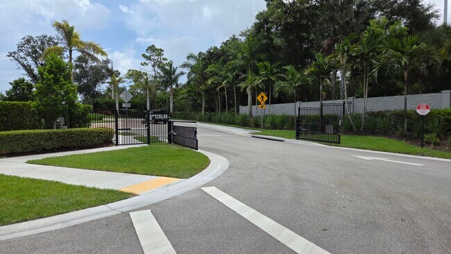 Foto del edificio - 6668 Pointe of Woods Dr