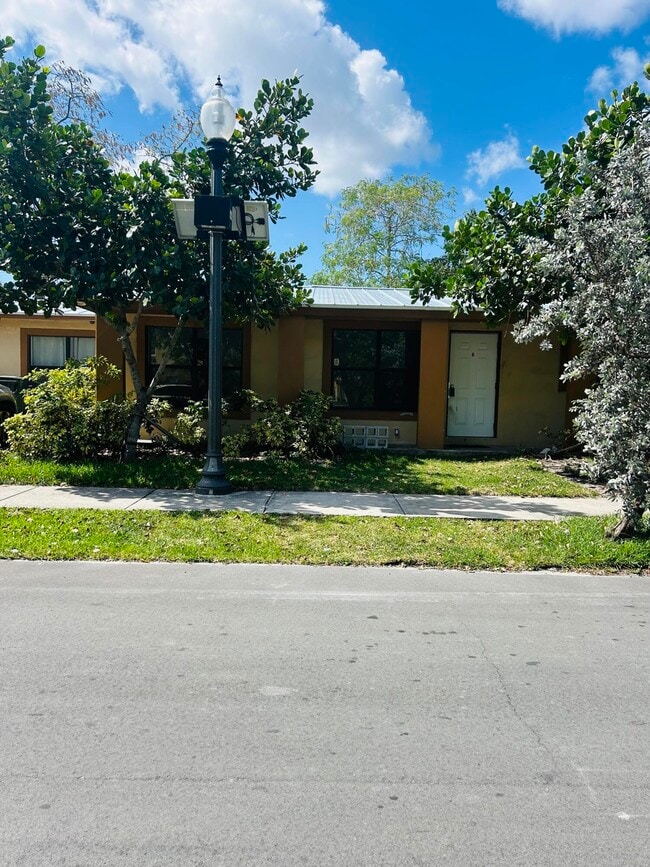 Building Photo - 844 NW 3rd Ave