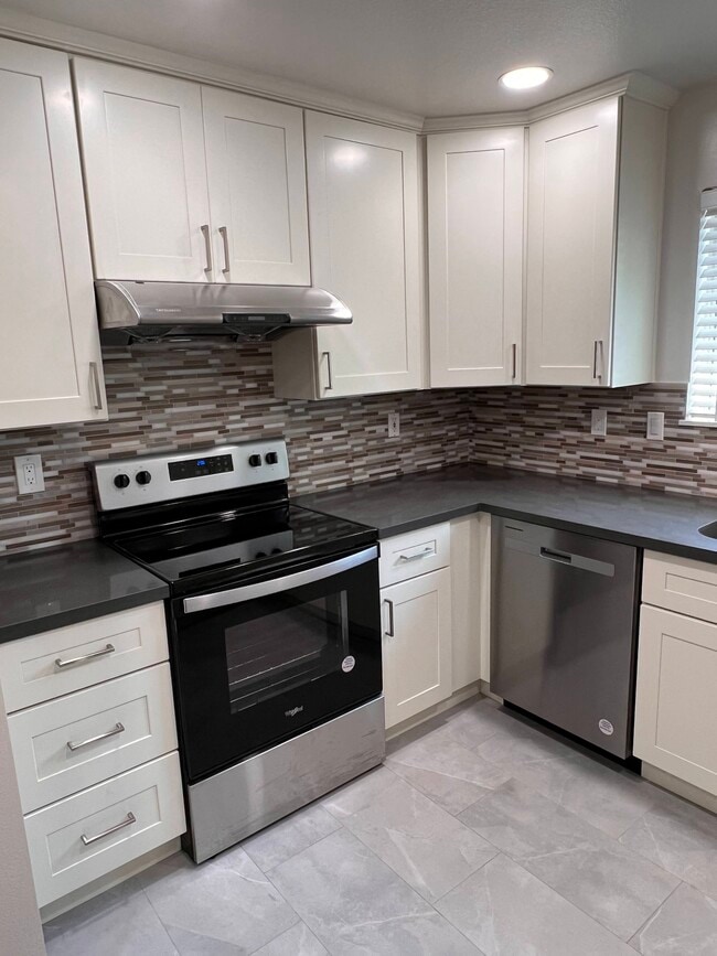Building Photo - 608 Maestro Ct