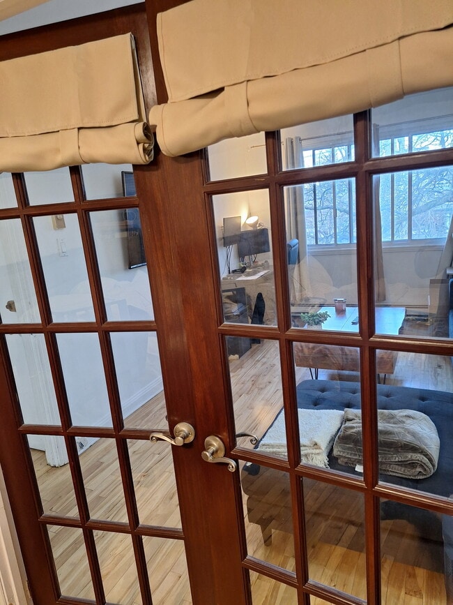 Building Photo - 5221 Rue Bélanger