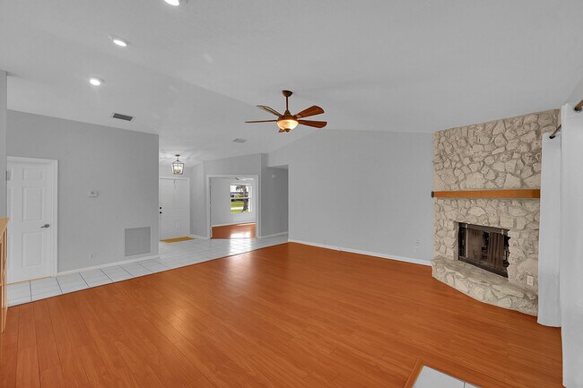 Building Photo - 1800 Primrose Ln