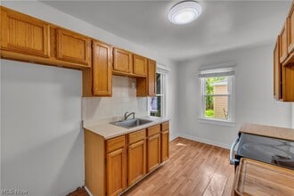 Building Photo - 5581 Saxon Dr
