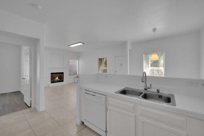 Foto del edificio - 2 BEDROOM 2 BATH CONDO NEW FLOORING