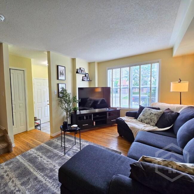Photo du bâtiment - 3-Bedroom with a Fenced Yard!