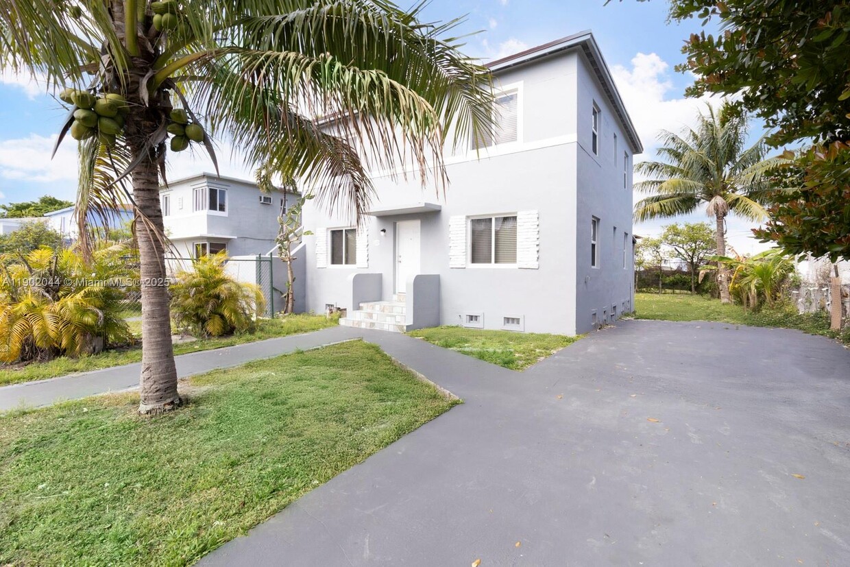 Foto principal - 2323 NW 15th St