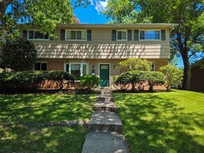 Building Photo - 305 Hillsboro Dr