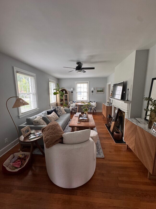 Sala de estar - 111 Matoaka Ct