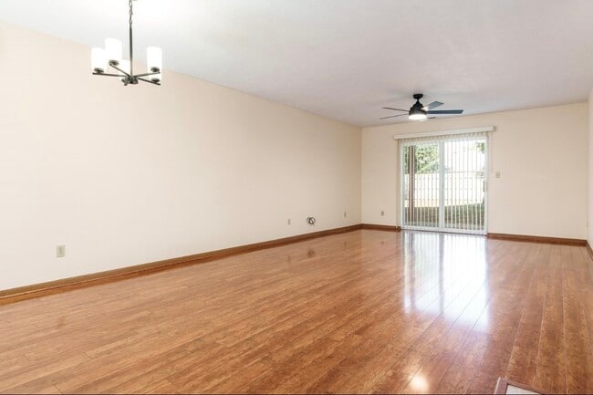 Building Photo - 5874 Beechwood Dr