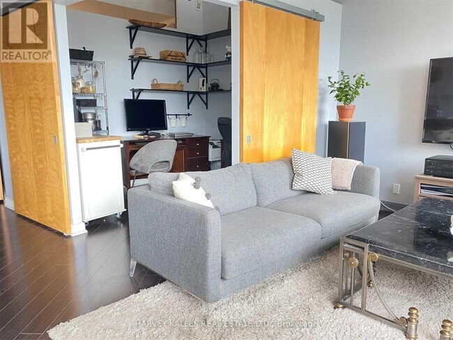 Photo du bâtiment - 700-700 King St W