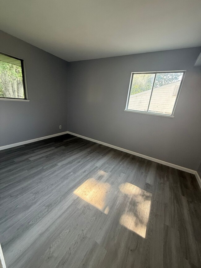 Building Photo - 220 McAlpine Dr